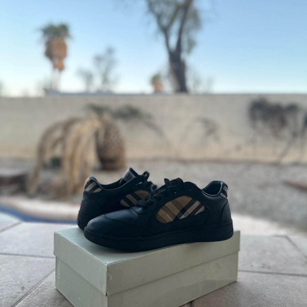 Burberry Black Sneakers Sleek Design